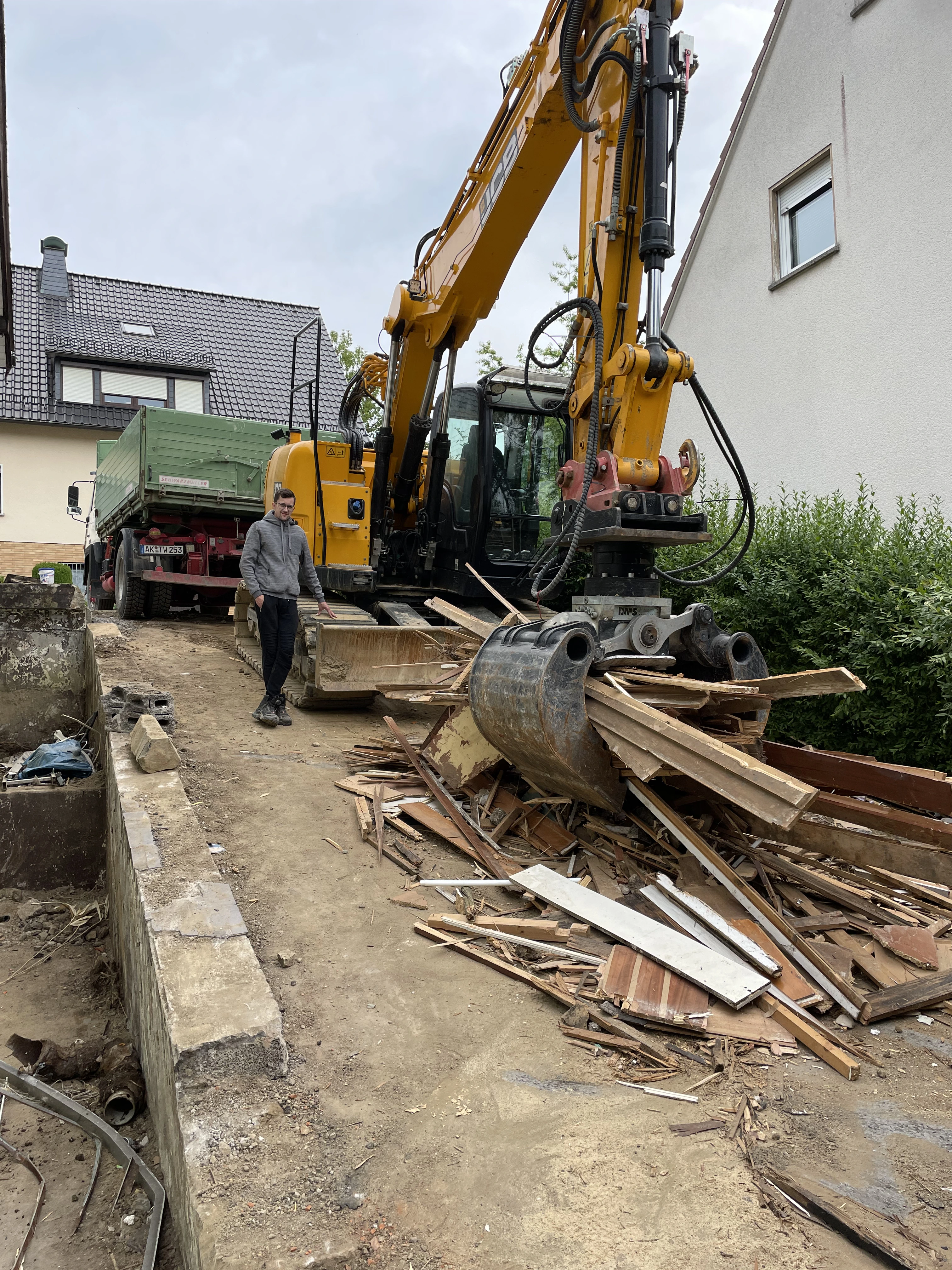 Bagger bei Erdarbeiten im Westerwald – WallWerk Fachbetrieb