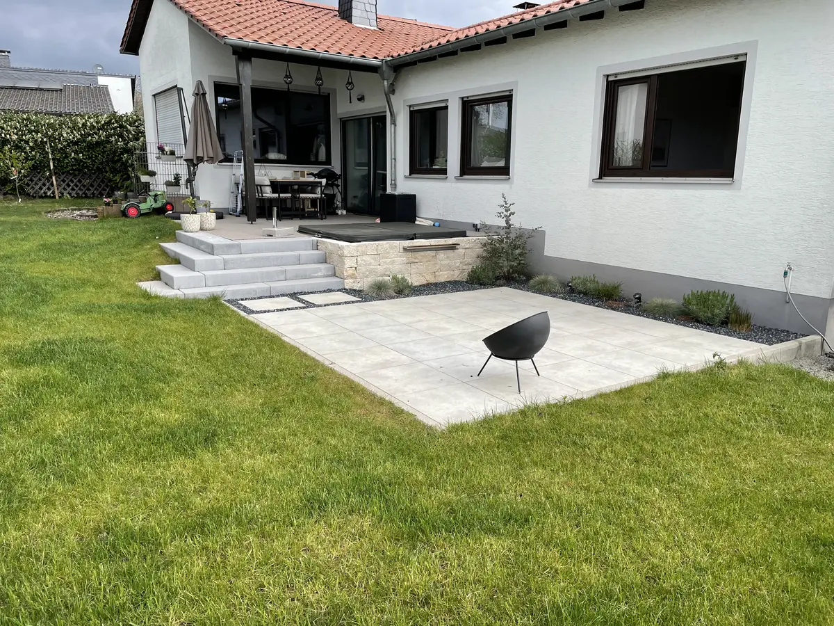 Außenanlage mit Whirlpool nach Fertigstellung